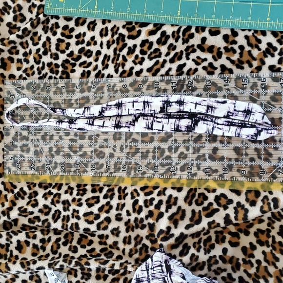 Hand made  Bow Tie - Picture 4 of 4